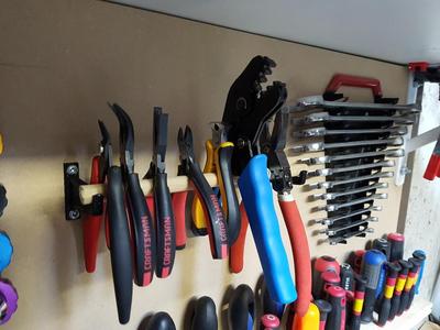 Hanger to wall-mount a 1/2 Inch rod