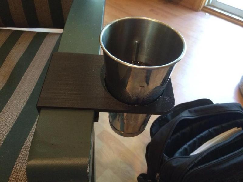 Lawn-chair cupholder