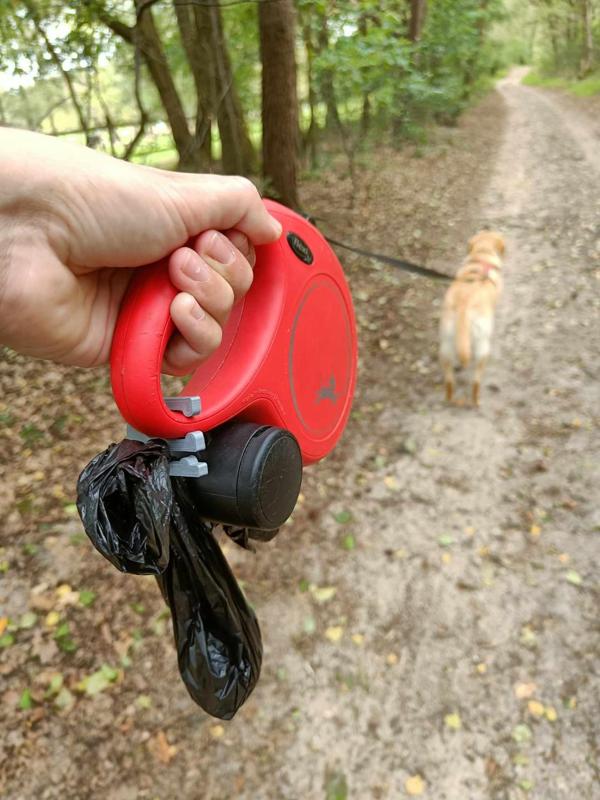 Simple poop bag clip for retractable dog leash