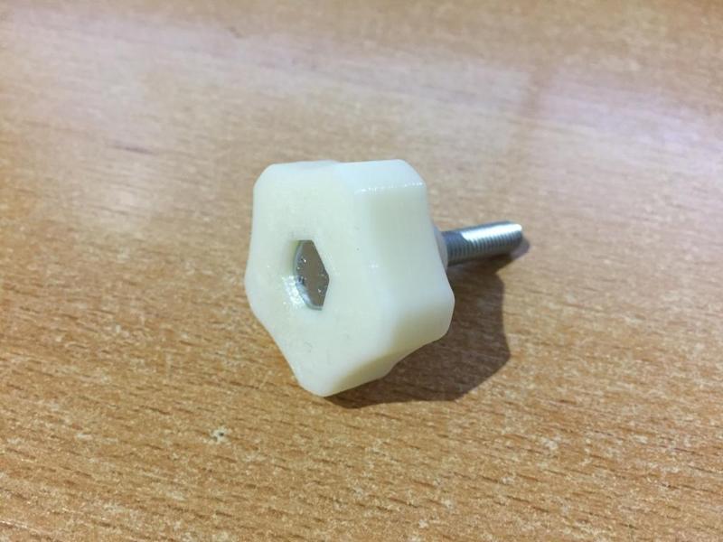 Sterngriffschraube M6