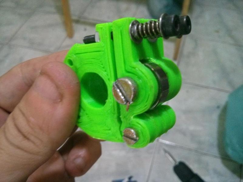 Customizable 1.75 / 3mm hinged kossel extruder