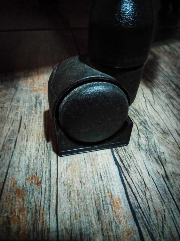 Wheel lock for desk chair