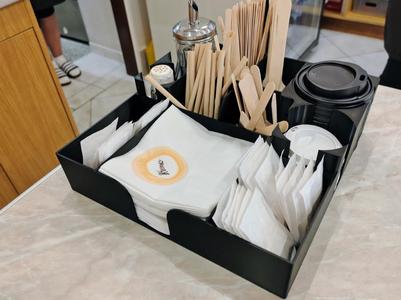 Practical stand for coffee-to-go accessories