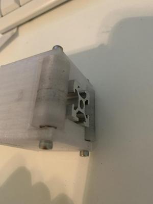 A jig for cutting 2020 extrusion using a hacksaw