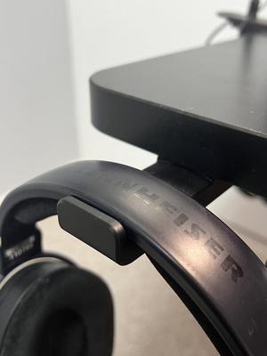 Flat headphone hanger