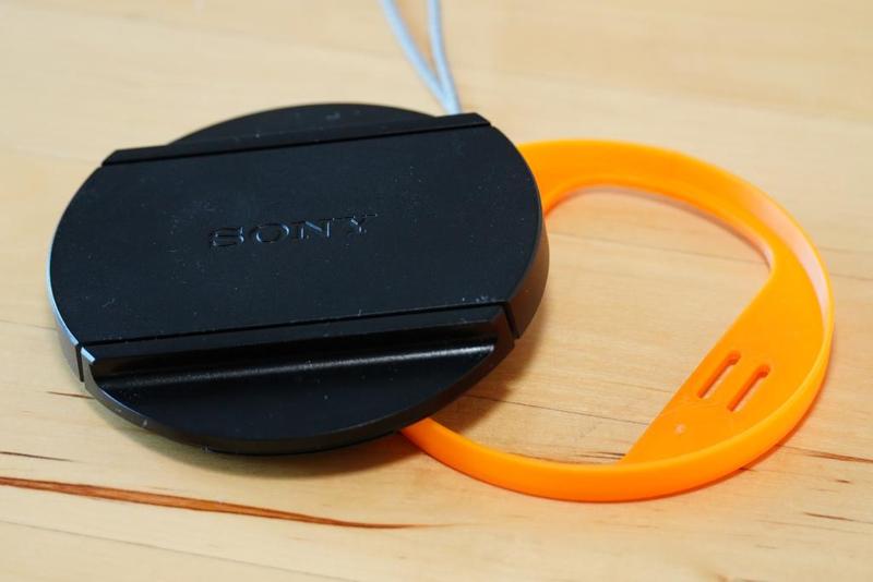 Halter für Objektivdeckel mit 72 mm Durchmesser / Holder for lens caps with 72 mm diameter