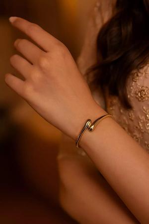 Elegance Curve Gold Bracelet