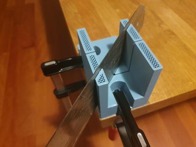 Saw guide with clamp feature - Schneidlade mit Schraubzwingenfeature