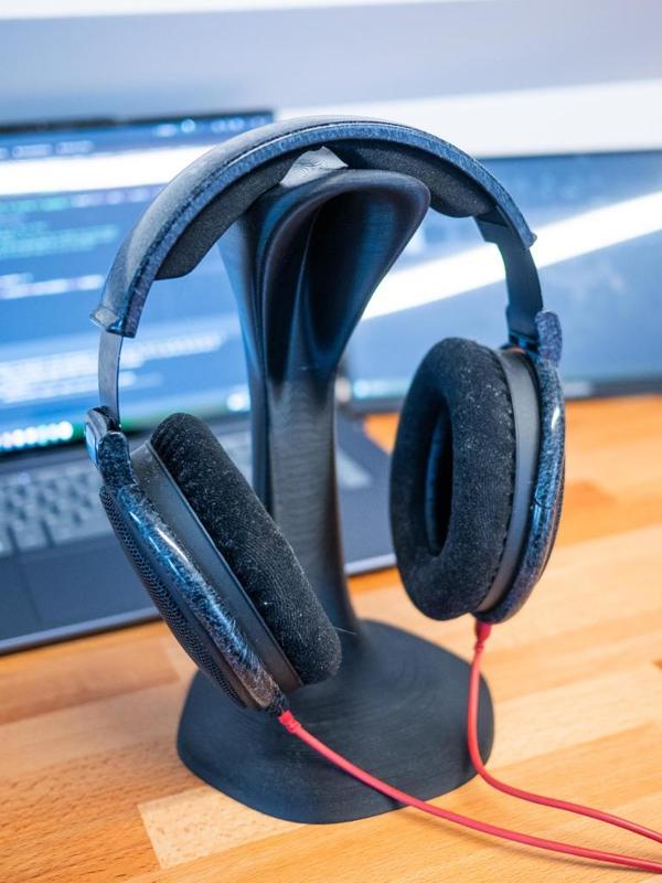 minimalist headphone stand