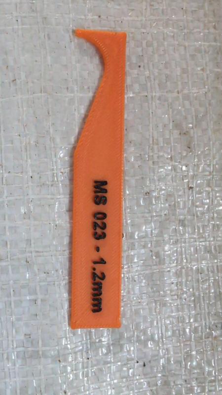 Guide rail cleaner tool for chainsaw