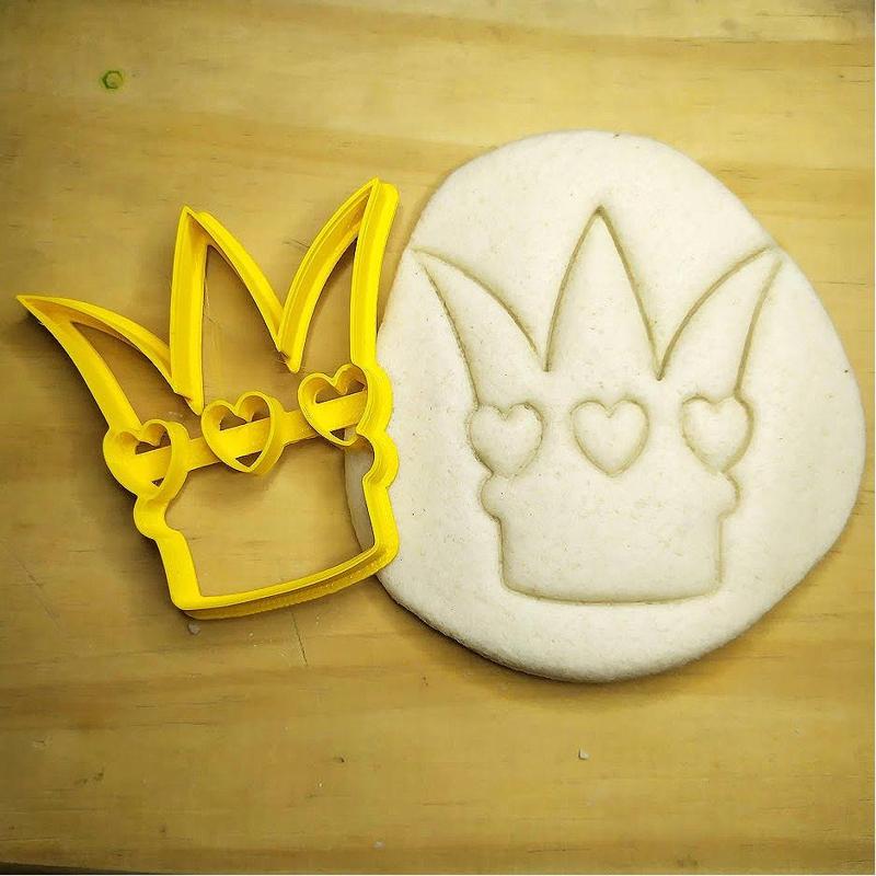 Alice in Wonderland - queen of hearts crown - Alice in Wonderland - cookie cutter - theme party - dough and clay cutter - 8cm