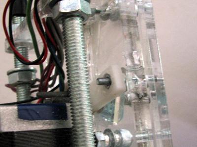 Counter nut holder on the extruder