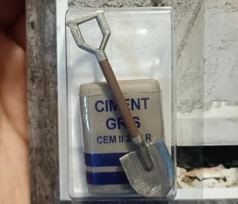 pelle et sac de ciment shovel cement bag sand sable