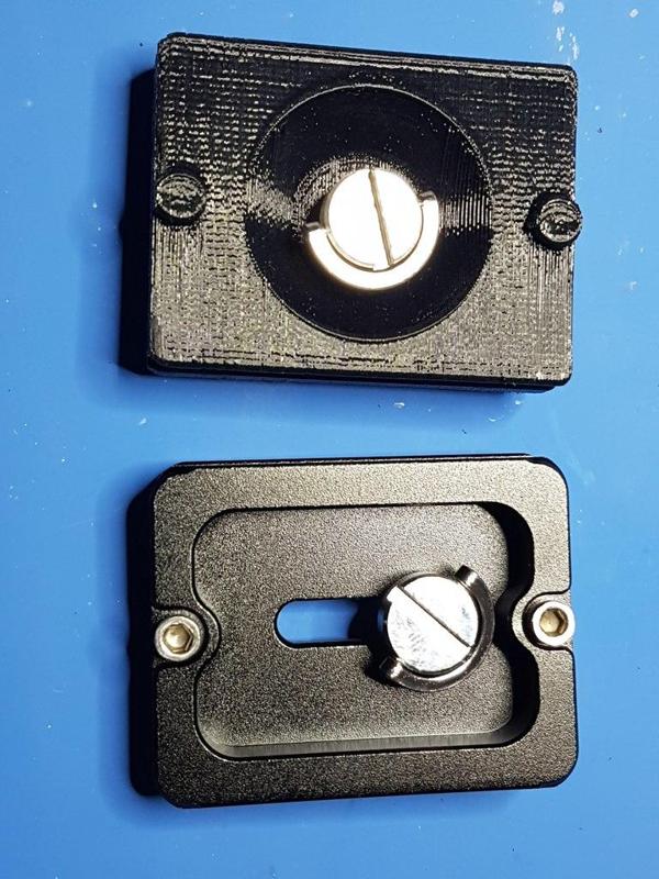 Arca-Swiss compatible plate with anti-slide