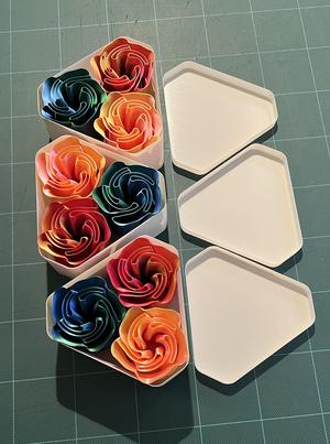 Basic box to accomodate 3 "Spiral Vase Rose"