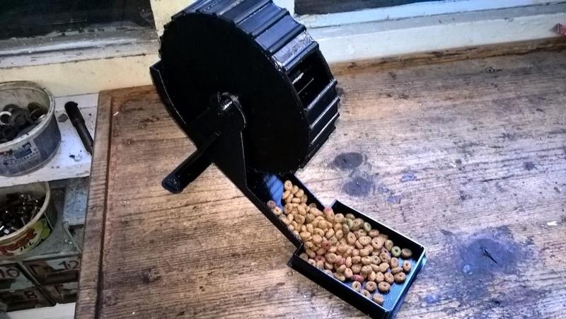 Feeder for stupid cats. Хранилка за глупави котки