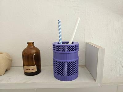 Geometric glass with a groove