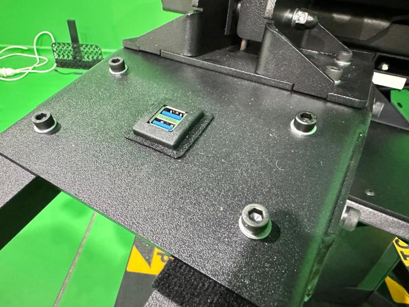 Yaw 3 Dual USB Leg Rest Centre Mount