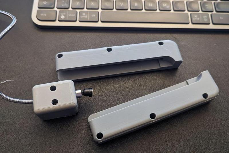 Logitech MX Keys under Desktopmount