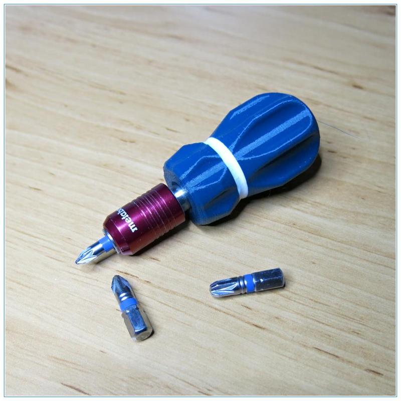 Rukojeť pro držák bitů s pojistným kroužkem a šestihranem