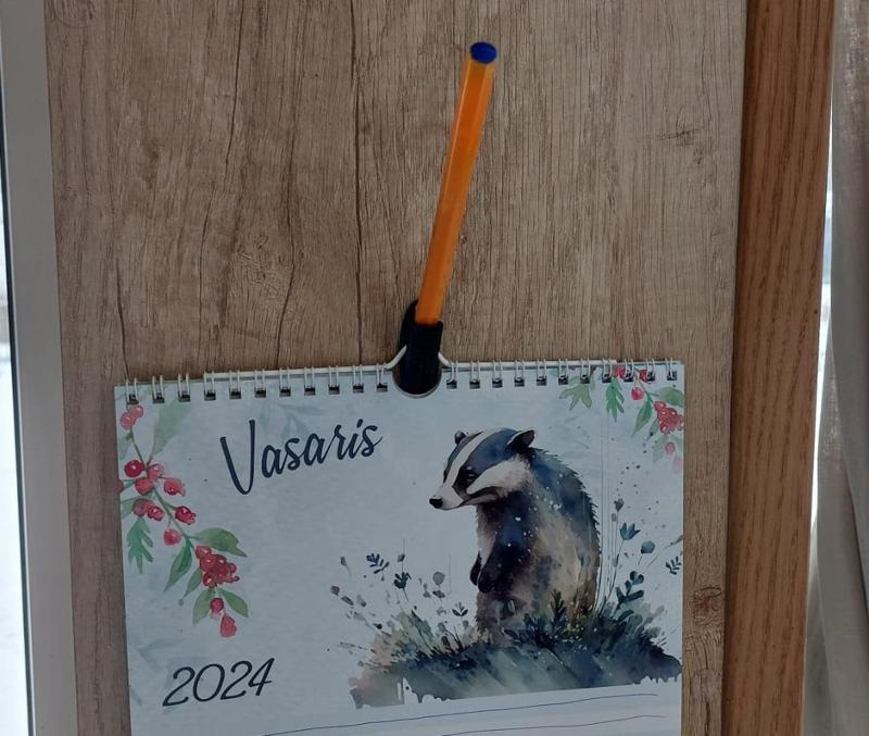 Single screw calendar pen holder