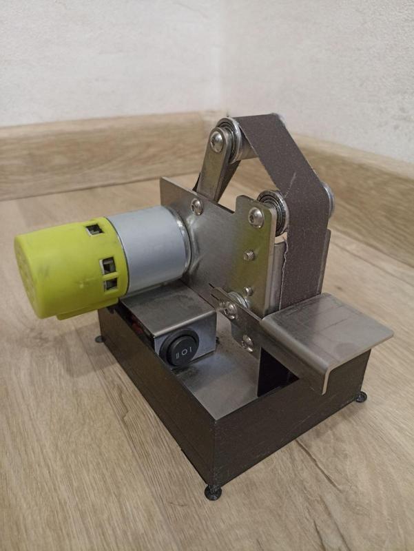 Dust tray for mini belt grinder