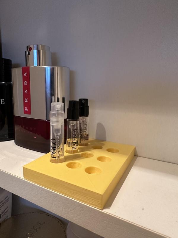 Perfume sample holder
