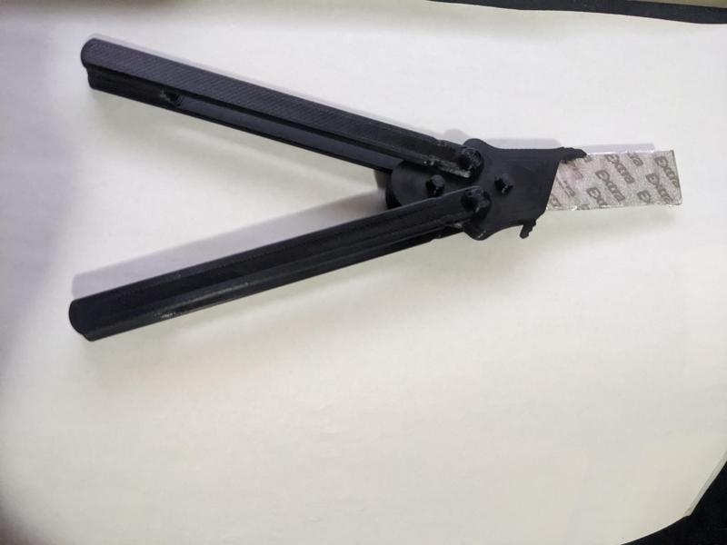 Balisong Style Gum Holder