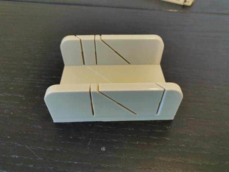 New kind of tight-fit saw guide