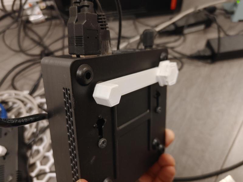 Parametric screw-mounts for honeycomb storage wall system