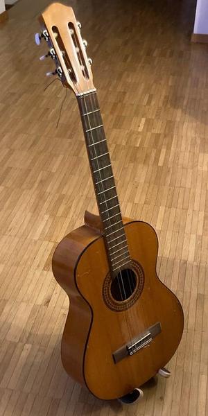 Guitar Stand in Wood