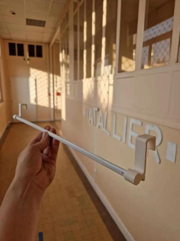 window curtain rod hanger // Accroche rideau fenêtre   