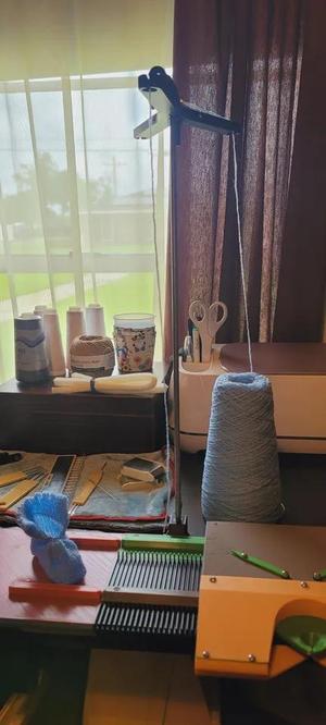 Needle Bed with Yarn Stand Base   