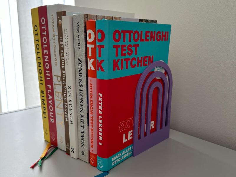 Bookend with letter holder