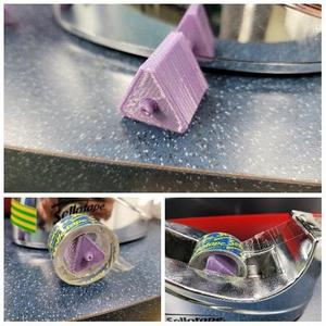 Simple tape dispenser core