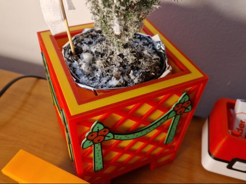 Modular Christmas vase with clip-on decorations