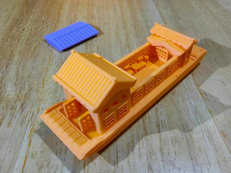 Luxury Houseboat – Openable Top – Table, Chairs, and Bed Visible – 84mm Long, 15g of Material