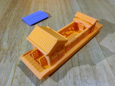 Luxury Houseboat – Openable Top – Table, Chairs, and Bed Visible – 84mm Long, 15g of Material