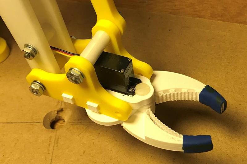 Lite Arm mounted 60% Mantis Gripper for HS-65MG servo