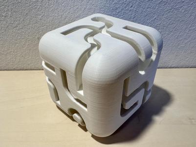 Cube maze - marble runs to puzzle over