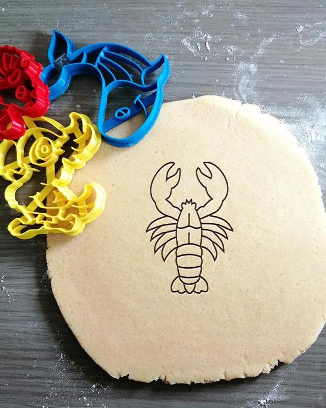 Lobster Cookie Cutter + outline