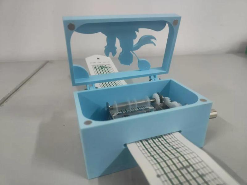 Fifteen-note hand-cranked music box