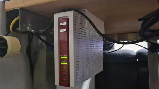 Fritz!box 6690 Deckenaufhängung