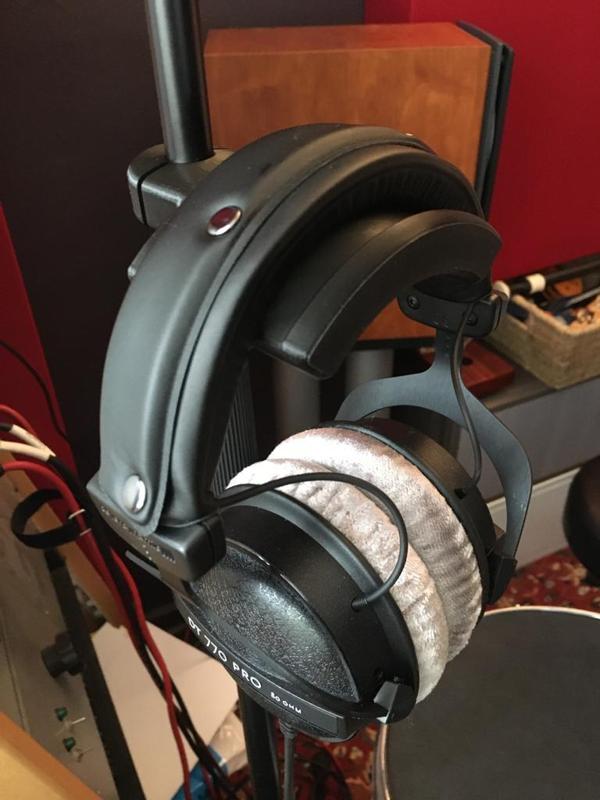 Headphone holder on microphone stand