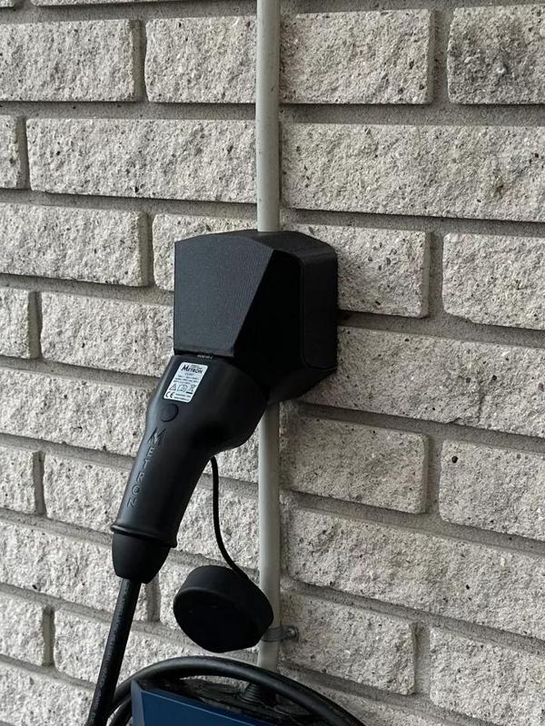 Easee cable/plug holder fits over power wire   