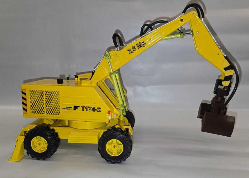 DDR mobile excavator T174-2