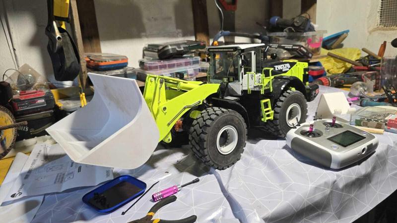 Cleaning shovel for Hitachi ZW370 RC loader 1/14