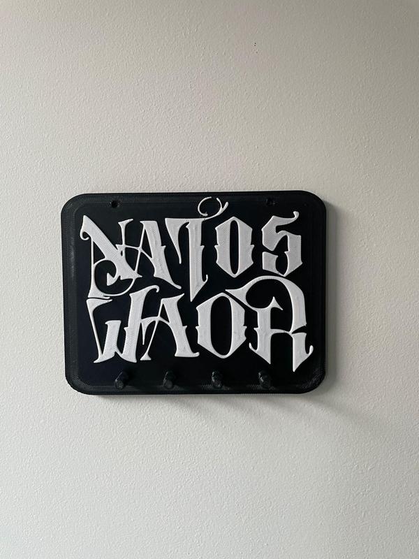 Natos y Waor key hanger