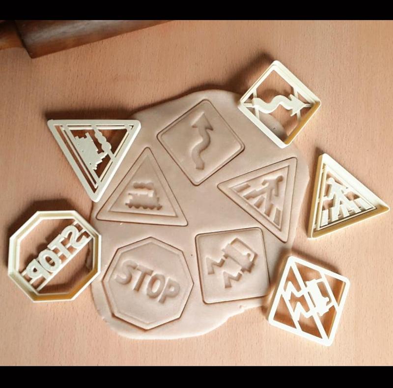 x5 Road signs symbols - cookie cutter, dough - señales transito