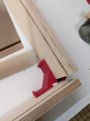 Parametric corner brace for cabinets and drawers
